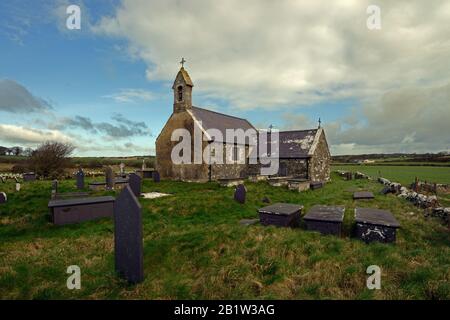 Die St Peulan's Church, Llanbeulaan, Anglesey, ist eine redundante anglikanische Kirche mit dem ältesten Teil (dem Langhaus) aus dem 12. Jahrhundert. Stockfoto