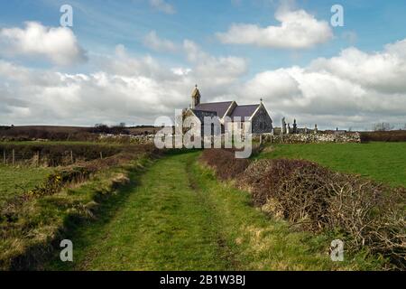 Die St Peulan's Church, Llanbeulaan, Anglesey, ist eine redundante anglikanische Kirche mit dem ältesten Teil (dem Langhaus) aus dem 12. Jahrhundert. Stockfoto