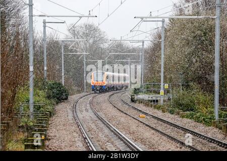 London, Großbritannien. Februar 2020. Im Norden Londons fährt ein London Overground Zug durch den Schnee. Kredit: Dinendra Haria/SOPA Images/ZUMA Wire/Alamy Live News Stockfoto