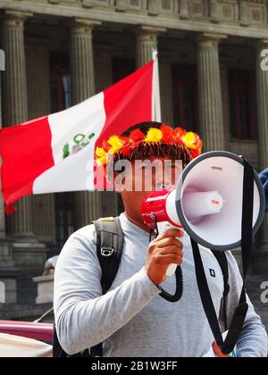 Indigene Awajun aus dem peruanischen Amazonas machen eine Demonstration im Justizpalast von Lima. Kürzlich wurde Americo Entjakua Santikun, ein Führer der Awajun, gefoltert und getötet, einen Tag nachdem die Mobilisierungen unternommen wurden, um für die Verteidigung ihres Lebens und ihrer Gebiete zu beanspruchen, sowie um den möglichen Eintritt illegalen Bergbaus in der Gegend anzuprangern. Stockfoto