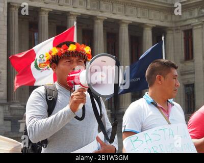 Indigene Awajun aus dem peruanischen Amazonas machen eine Demonstration im Justizpalast von Lima. Kürzlich wurde Americo Entjakua Santikun, ein Führer der Awajun, gefoltert und getötet, einen Tag nachdem die Mobilisierungen unternommen wurden, um für die Verteidigung ihres Lebens und ihrer Gebiete zu beanspruchen, sowie um den möglichen Eintritt illegalen Bergbaus in der Gegend anzuprangern. Stockfoto