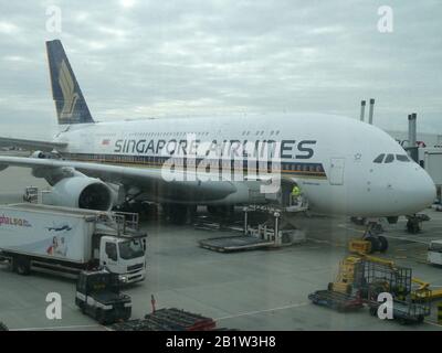 Singapore Airlines A380-Flugzeug am Flughafen London-Heathrow angedockt Stockfoto