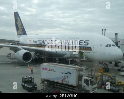 Singapore Airlines A380-Flugzeug am Flughafen London-Heathrow angedockt Stockfoto