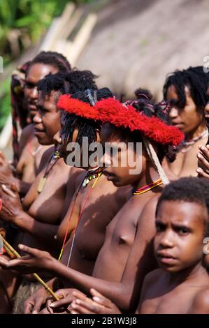 Papua-Traditional-Show von einem echten Dani-Stamm im Dorf Jiwika im Baliem-Tal - Occidental Papua, Indonesien Stockfoto