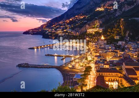 Das schöne Küstendorf Amalfi in Italien in der Dämmerung Stockfoto