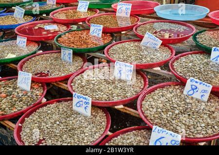 Verschiedene Arten von Zweiventilen für den Verkauf auf einem Markt Stockfoto