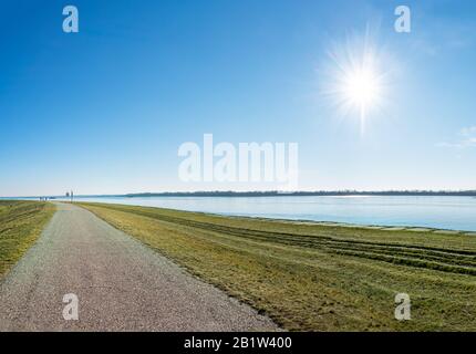 Asphalt-Spaziergang am Ufer des Gabcikovo-Damms an einem sonnigen Tag Stockfoto