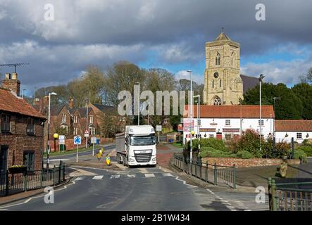 Lorry im Dorf Middleton an der Wolds, East Yorkshire, England Großbritannien Stockfoto