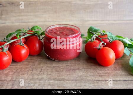 Tomatenmark, rotes Tomatenketchup. Tomatensauce in einem Mixbecher. Rezept für Tomatenmark. Stockfoto