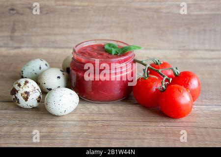 Tomatenmark, rotes Tomatenketchup. Tomatensauce in einem Mixbecher. Rezept für Tomatenmark. Stockfoto