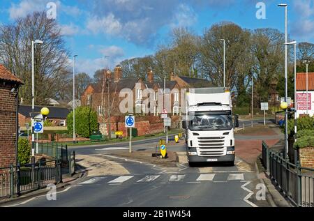 Lorry im Dorf Middleton an der Wolds, East Yorkshire, England Großbritannien Stockfoto