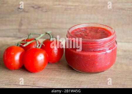 Hausgemachte, frische Tomatensauce in einem Glasbecher Stockfoto