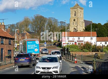 Verkehrsüberlastung im Dorf Middleton an den Wolds, East Yorkshire, England Großbritannien Stockfoto