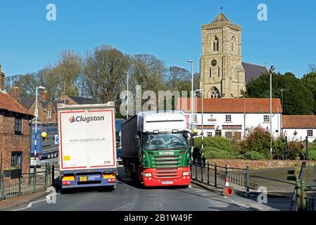 Lastwagen im Dorf Middleton an der Wolds, East Yorkshire, England Großbritannien Stockfoto