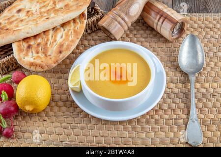 Linsensuppe (türkisch: Mercimek Çorbası) auf dem Holztisch. Stockfoto