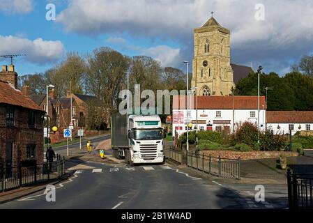 Lorry im Dorf Middleton an der Wolds, East Yorkshire, England Großbritannien Stockfoto