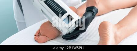 Teilweise mit Blick auf die kosmetologin in Gummi Handschuhe tun endospheres Therapie Stockfoto