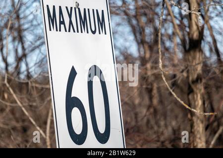 Ein Geschwindigkeitsbegrenzungszeichen wird in einem Rahmen positioniert, um das Wort "Maximum" und die Zahl sechzig (60) anzuzeigen, es wird jedoch keine Maßeinheit angezeigt. Stockfoto