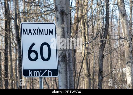 Ein Schild mit der Geschwindigkeitsbegrenzung in Ontario, Kanada, hat maximal 60 km/h oder sechzig Kilometer pro Stunde gepostet. Stockfoto