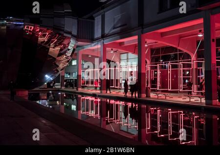 Bristol, Großbritannien. Februar 2020. Lokale Künstler beleuchten die Stadt Bristol mit interaktiven Lichtinstallationen. Abgebildet ist "Rahmenperspektive" von Olivier Ratsi auf dem Millenniumsplatz. Das erste Bristol Light Festival ist frei zu besuchen, offen für alle und wird von Bristol GEBOTEN in Partnerschaft mit dem Bristol City Council und der University of the West of England. Credit: Herr Standfast/Alamy Live News Stockfoto