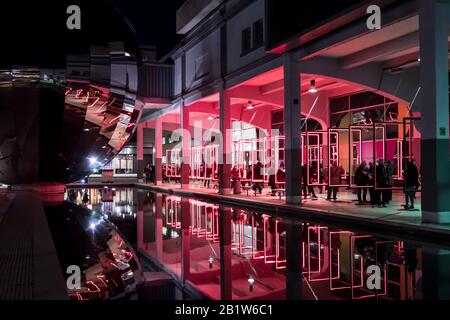 Bristol, Großbritannien. Februar 2020. Lokale Künstler beleuchten die Stadt Bristol mit interaktiven Lichtinstallationen. Abgebildet ist "Rahmenperspektive" von Olivier Ratsi auf dem Millenniumsplatz. Das erste Bristol Light Festival ist frei zu besuchen, offen für alle und wird von Bristol GEBOTEN in Partnerschaft mit dem Bristol City Council und der University of the West of England. Credit: Herr Standfast/Alamy Live News Stockfoto