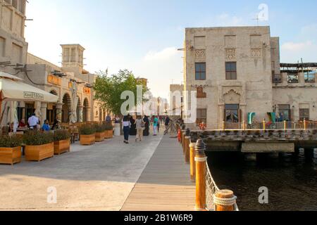 Dubai/VAE - 21. Februar 2020: Al Seef Village am Bur Dubai mit vielen Leuten und Restaurants. Die Gegend im alten Stil von Al Seef ist voll von Menschen Stockfoto