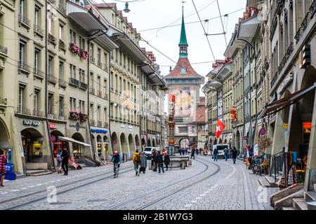 Menschen in der berühmten Einkaufsstraße Kramgasse im alten Stadtzentrum von Bern, Schweiz Stockfoto