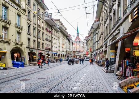 Menschen in der berühmten Einkaufsstraße Kramgasse im alten Stadtzentrum von Bern, Schweiz Stockfoto