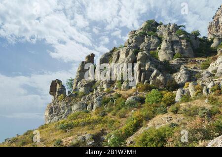 Steinidole des Berges South Demerdzhi auf einem Hintergrund von Wolken. Krim. Russland Stockfoto