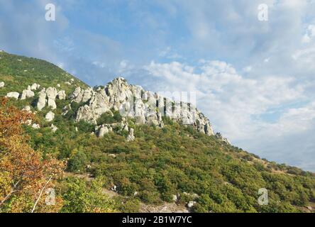 Der Gipfel des Berges South Demerdzhi auf einem Hintergrund von Wolken. Krim. Russland Stockfoto