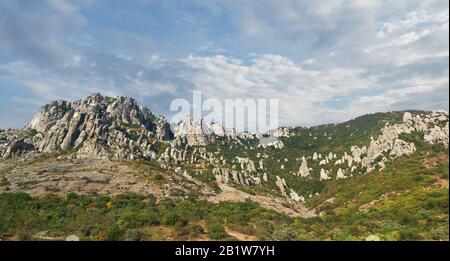 Panorama auf den Berg South Demerdzhi auf dem Hintergrund der Wolken. Krim. Russland Stockfoto