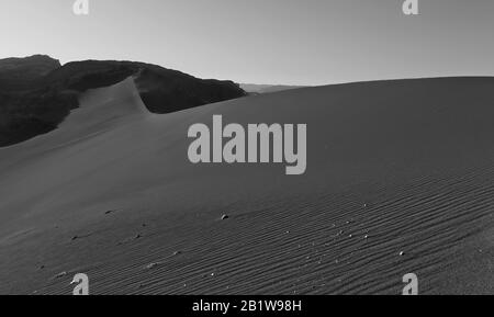 Desolate Schönheit der großen Sanddüne des Valle de la Luna (Tal des Mondes) in der späten Nachmittagsonne, Atacama-Wüste, Antofagasta, Chile. Stockfoto