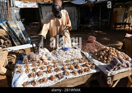 NIGER, Niamey, Market, Baobab Fruit and arabic GUM, ein Baumharz aus Tree Acacia senegal, das in der Sahel-Region vorkommt und in der Lebensmittel- und Getränkeindustrie als Stabilisator für Coca Cola, Pepsi und andere verwendet wird; Mit der EU-E-Nummer E414, hat aber auch medizinische Anwendungen / Verkauf von weißer Baobab Frucht und Gummi arabicum, ein wichtiger Zusatzstoff E 414 für Lebensmittel- und Getränkeindustrie u.a. als Stabilisator in Coca Cola Stockfoto