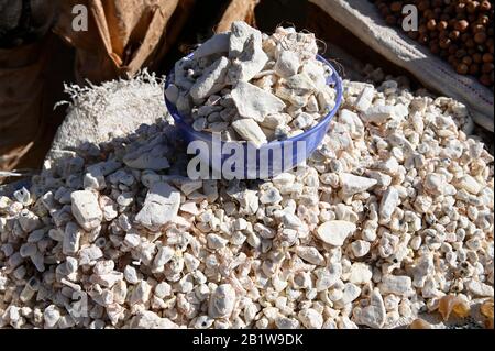 Niger, Niamey, Markt, Verkauf von Stücken aus der Baobab-Baumfrucht / Einkauf von Baobab-Obst Stockfoto