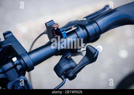 Schalthebelwechsel bei moderner Radlenker-Nahaufnahme des Lenkrads Stockfoto