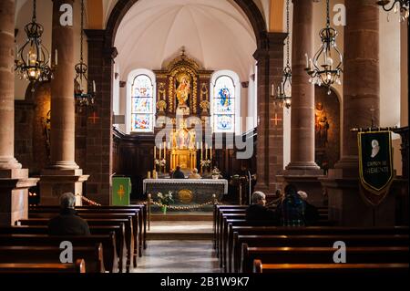 Mont-Sainte-Odile, Frankreich - 10. Februar 2013: Innenansicht der Kapelle der Domkirche von Mont-Sainte-Odile mit Menschen, die drinnen auf dem 764 Meter hohen Gipfel in den Vogesen im Elsaß in Frankreich beten Stockfoto