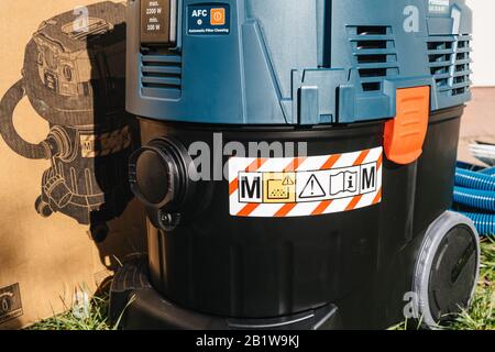 Straßburg, Frankreich - 9. Februar 2020: Nahaufnahme von Bosch GAS 35 M AFC Professional Nasstrocken-Staubsauger mit M-Filterspezifikationen Stockfoto