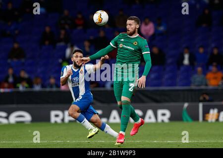 Barcelona, Spanien. Februar 2020. Matt Doherty vom Wolverhampton Wanderers F.C. im Einsatz mit Matias Vargas vom RCD Espanyol während der UEFA Europa League-Runde von 32 Spielen im zweiten Durchgang zwischen RCD Espanyol und Wolverhampton Wanderers im RCD Stadium am 27. Februar 2020 in Barcelona, Spanien. Kredit: Dax Images / Alamy Live News Stockfoto