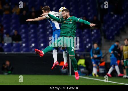 Barcelona, Spanien. Februar 2020. Matt Doherty von Wolverhampton Wanderers F.C im Einsatz mit Adra Pedrosa vom RCD Espanyol während der UEFA Europa League Runde 32 Spiele im zweiten Durchgang zwischen RCD Espanyol und Wolverhampton Wanderers im RCD Stadium am 27. Februar 2020 in Barcelona, Spanien. Kredit: Dax Images / Alamy Live News Stockfoto