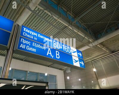 Athen, Griechenland - Februar 11 2020: Internationaler Flughafen Athen Eleftherios Venizelos. Eine Informationstafel für Passagiere, Richtungsschild zu den Toren Stockfoto