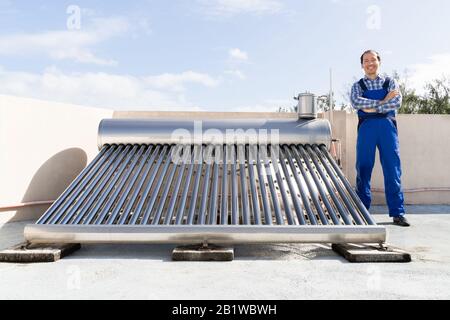 Stolzer Arbeiter Steht In Der Nähe Von Solarenergie Elektrokessel Stockfoto