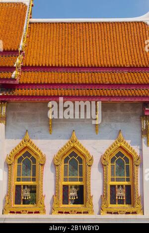 Tempel des Wat Benchamabophit, in Bangkok, Thailand. Architektonische Details der verzierten goldenen Fenster. Stockfoto