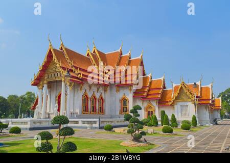 Tempel des Wat Benchamabophit, in Bangkok, Thailand, auch bekannt als Marmortempel. Vorderansicht. Stockfoto