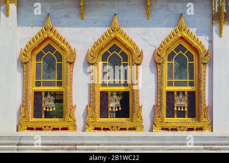 Tempel des Wat Benchamabophit, in Bangkok, Thailand. Architektonische Details der verzierten goldenen Fenster. Stockfoto