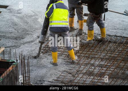 Baustelle, Betonierung, Boden, Decke für ein Gebäude wird betoniert, der Beton auf die Stahlbetonmatten gepumpt, Stockfoto