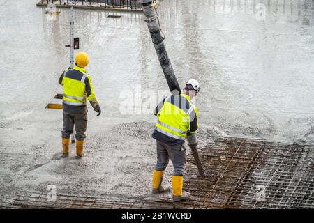 Baustelle, Betonierung, Boden, Decke für ein Gebäude wird betoniert, der Beton auf die Stahlbetonmatten gepumpt, Stockfoto