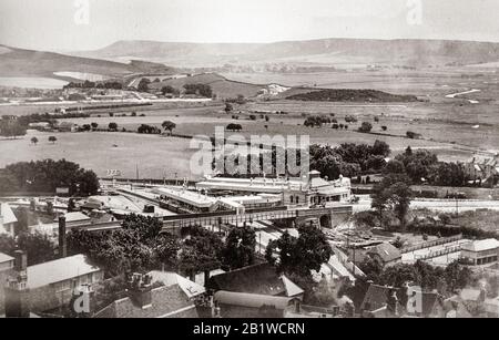 Lewes Railway Station 1900 Victorian, mit Viehstation, East Sussex, England, Großbritannien. Dies ist der zweite in Lewes gebaute Bahnhof, der umgebaut wurde, um die Bahnsteigkapazität zu erhöhen und die enge Krümmung der Strecke zu verringern. Sie wurde am 17. Juni 1999 eröffnet. Diese Ansicht stammt von Lewes Castle Stockfoto