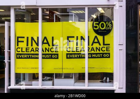 Plakatwerbung Abschließende Freigabe Schlussverkauf im Fenster von Bon Marche in King's Lynn High Street. Stockfoto