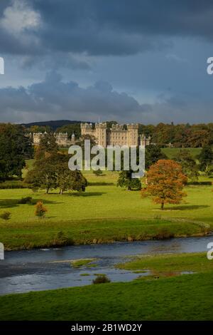 Das Haus des Dukes of Roxburghe, Floors Castle neben dem Fluss Tweed in der Nähe von Kelso in den schottischen Grenzen Stockfoto