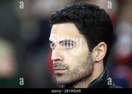 London, Großbritannien. Februar 2020. Arsenal-Cheftrainer Mikael Arteta blickt aus dem Dugout. UEFA Europa League, Runde 32, Spiel der 2. Etappe, Arsenal gegen Olympiacos im Emirates Stadium in London am Donnerstag, 27. Februar 2020. Dieses Bild darf nur für redaktionelle Zwecke verwendet werden. Nur redaktionelle Nutzung, Lizenz für kommerzielle Nutzung erforderlich. Keine Verwendung bei Wetten, Spielen oder Einzelpublikationen für Vereine/Liga/Spieler. Pic von Steffan Bowen/Andrew Orchard Sportfotografie/Alamy Live News Credit: Andrew Orchard Sportfotografie/Alamy Live News Stockfoto